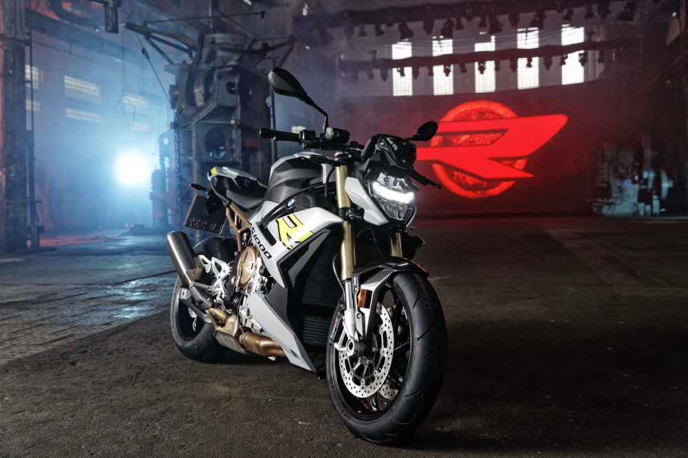 宝马新一代运动街车2021s1000r户外特写