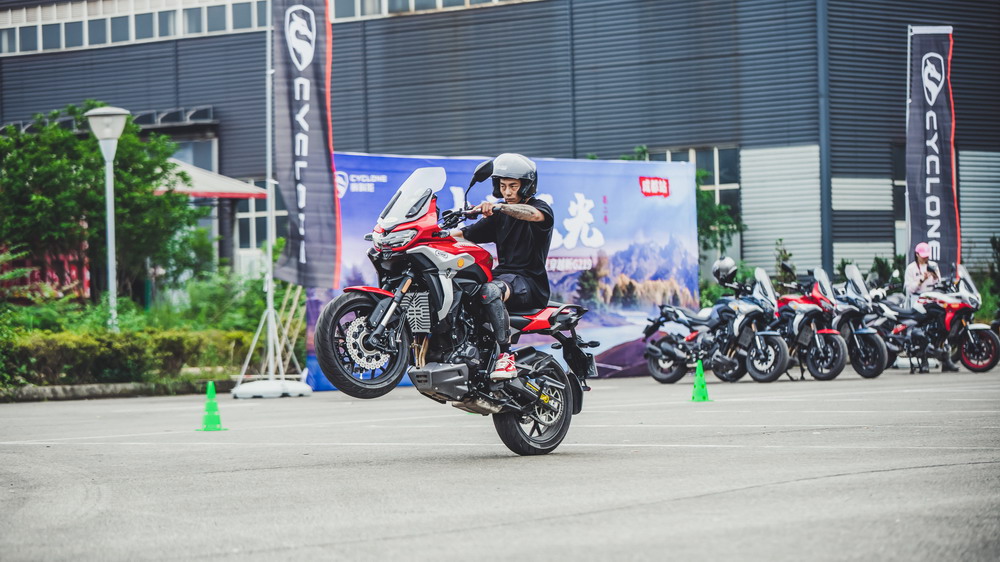 赛科龙rx6sr650赛科龙rx6大国风光成都试驾会