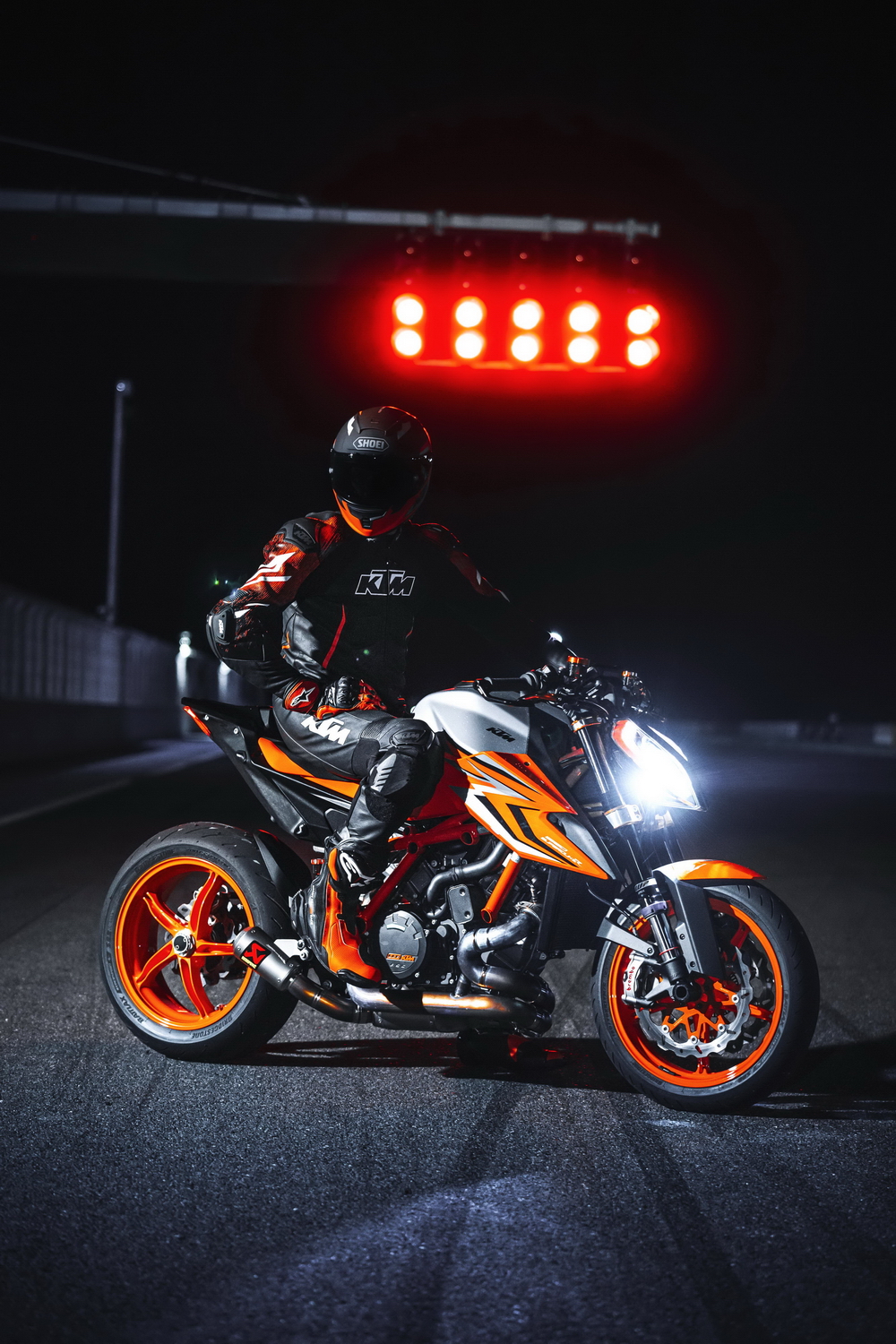 2022ktm1290supedukerrevo户外特写1