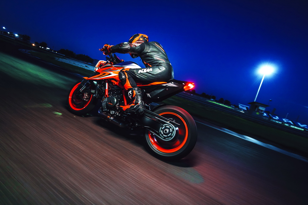 2022ktm1290supedukerrevo户外特写2